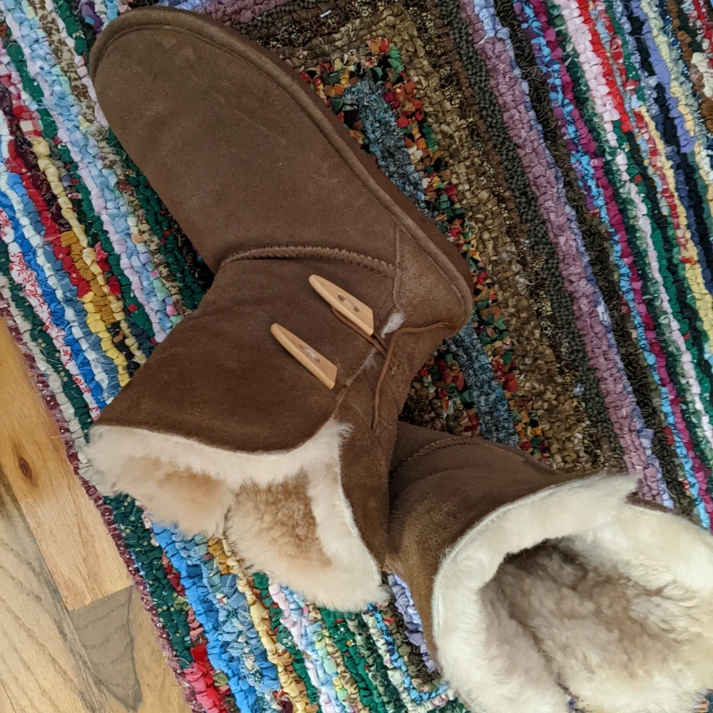 Bear Paw Tan Women's Suede Boots size 9 with sheepskin lining